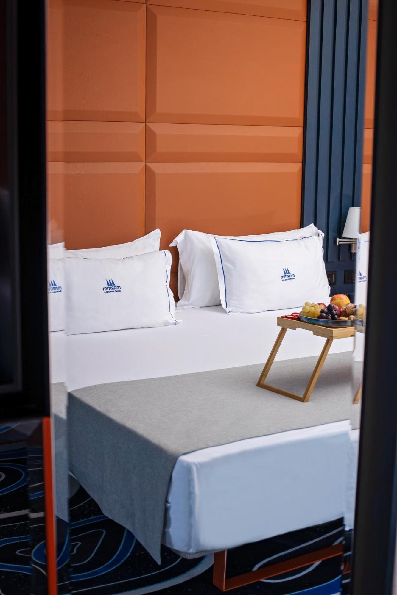 Maritim Marina Bay Resort Spa & Casino Adult Friendly Vlorë Exterior foto A room at the hotel