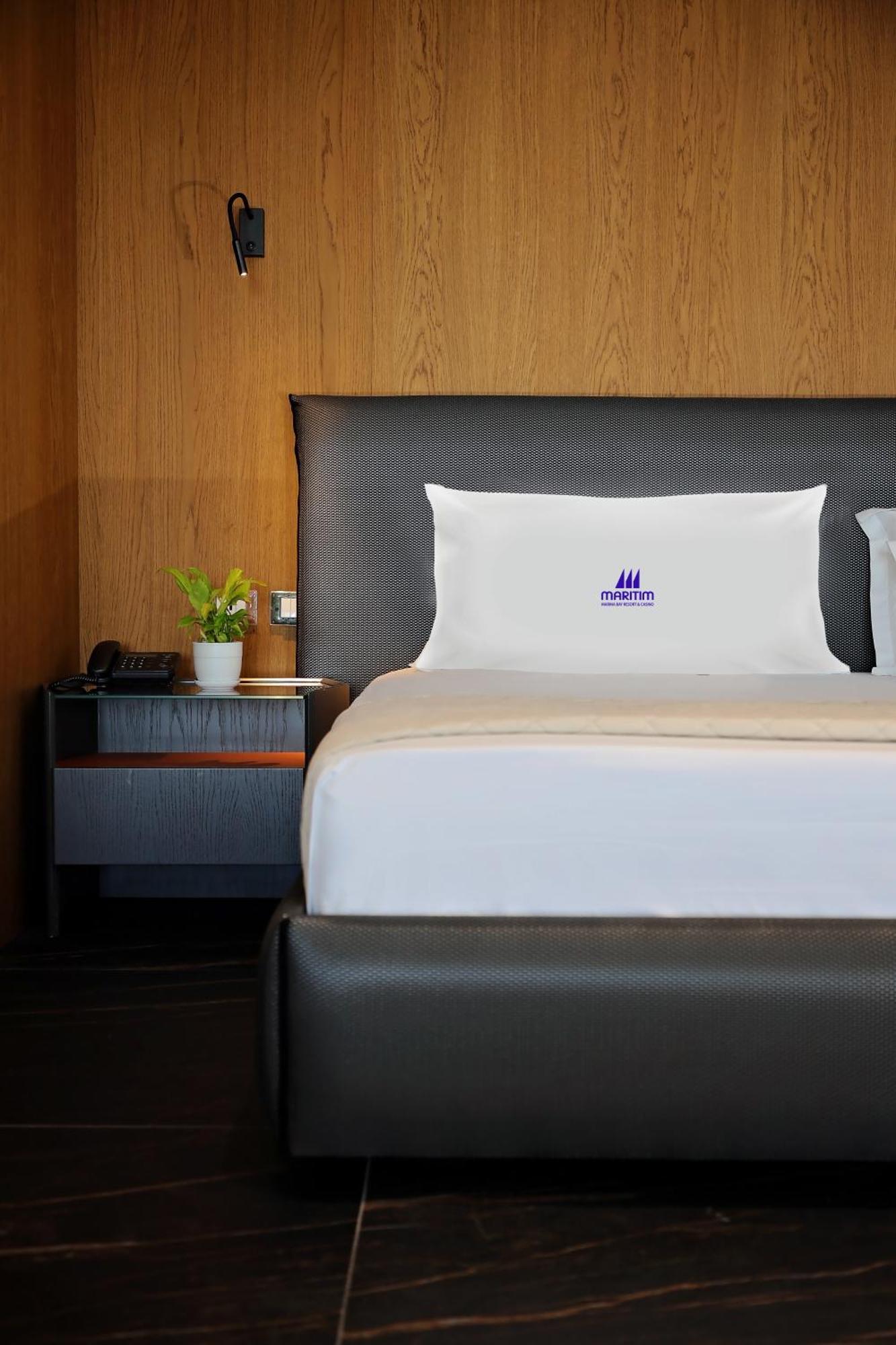 Maritim Marina Bay Resort Spa & Casino Adult Friendly Vlorë Exterior foto A pillow with the Maxim logo