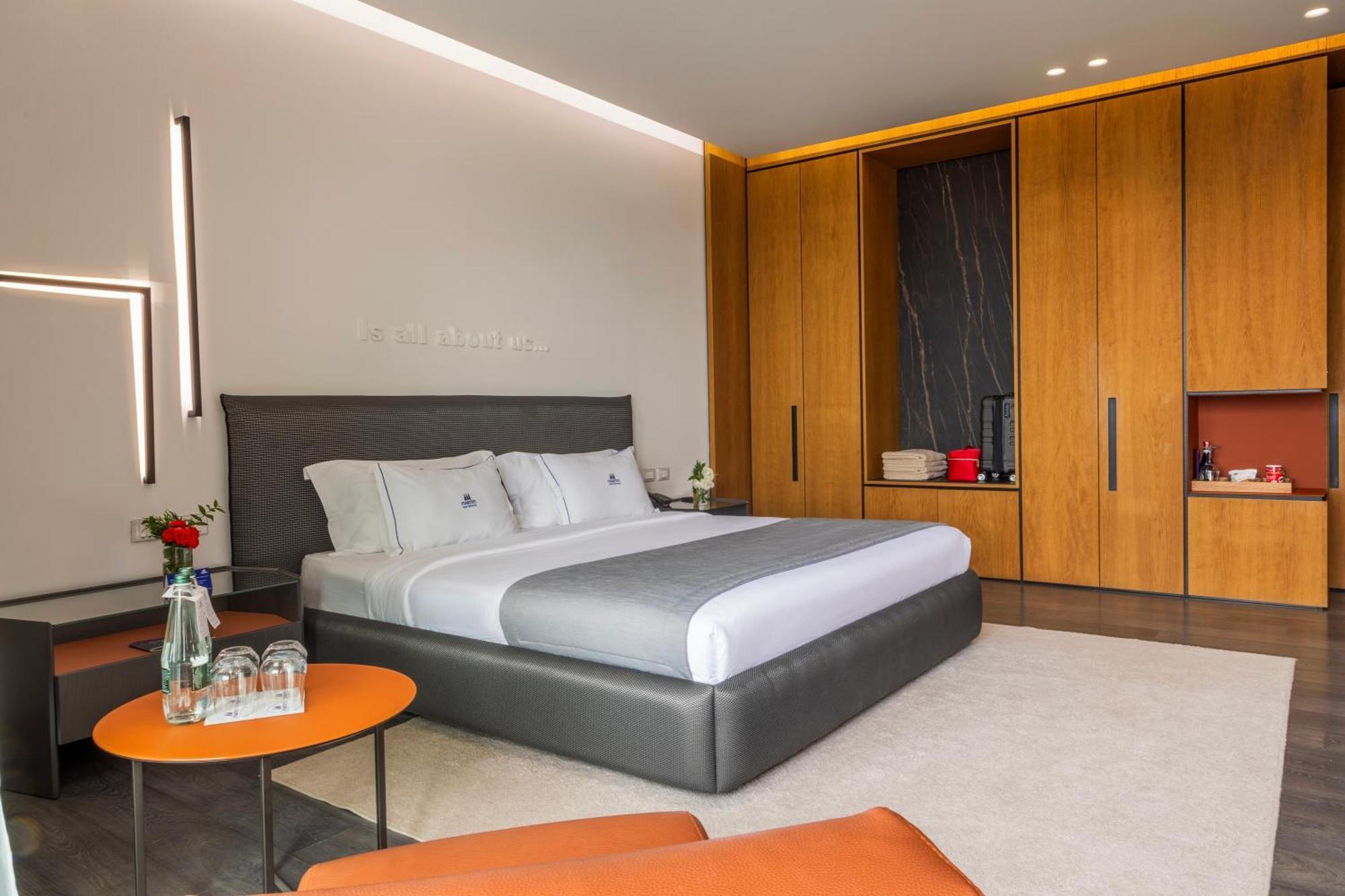 Maritim Marina Bay Resort Spa & Casino Adult Friendly Vlorë Exterior foto A bedroom at the hotel