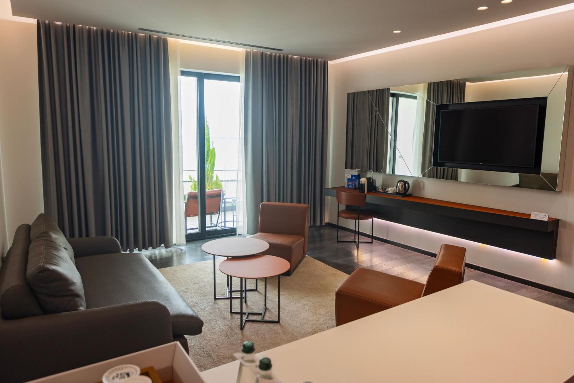 Maritim Marina Bay Resort Spa & Casino Adult Friendly Vlorë Exterior foto A suite at the hotel