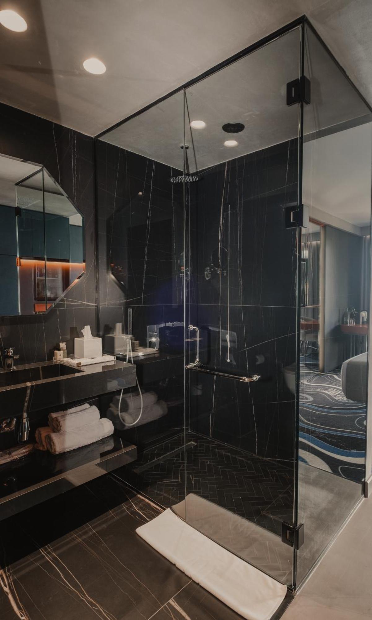 Maritim Marina Bay Resort Spa & Casino Adult Friendly Vlorë Exterior foto A shower enclosure