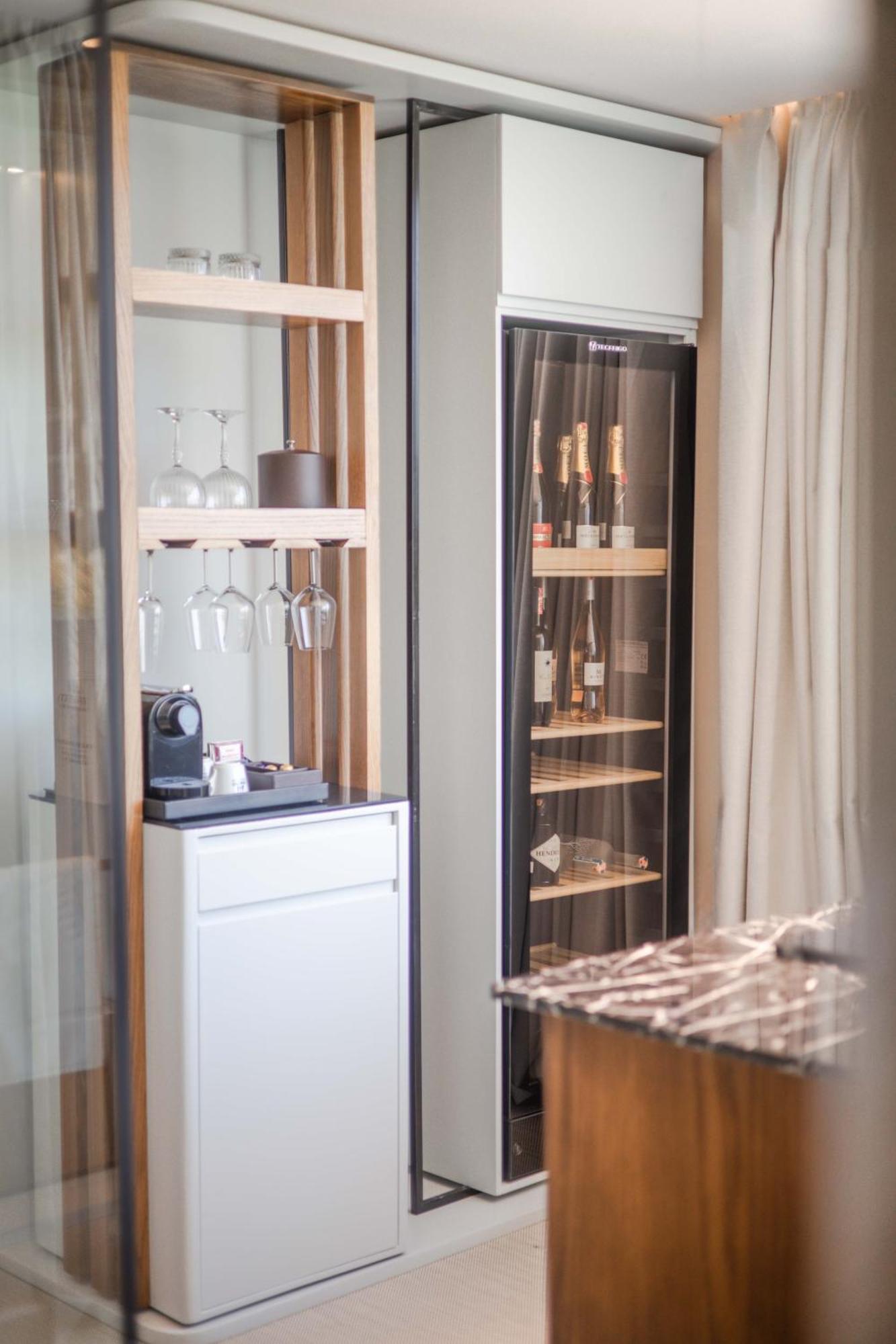 Maritim Marina Bay Resort Spa & Casino Adult Friendly Vlorë Exterior foto A wine refrigerator