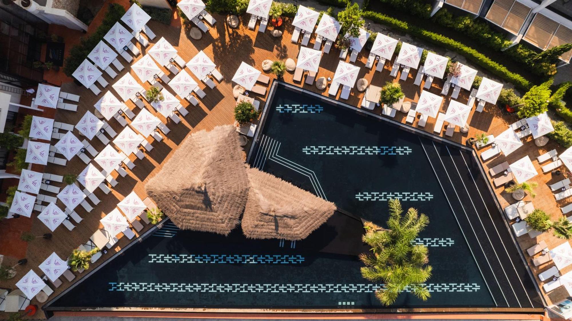 Maritim Marina Bay Resort Spa & Casino Adult Friendly Vlorë Exterior foto The rooftop pool at the Hotel