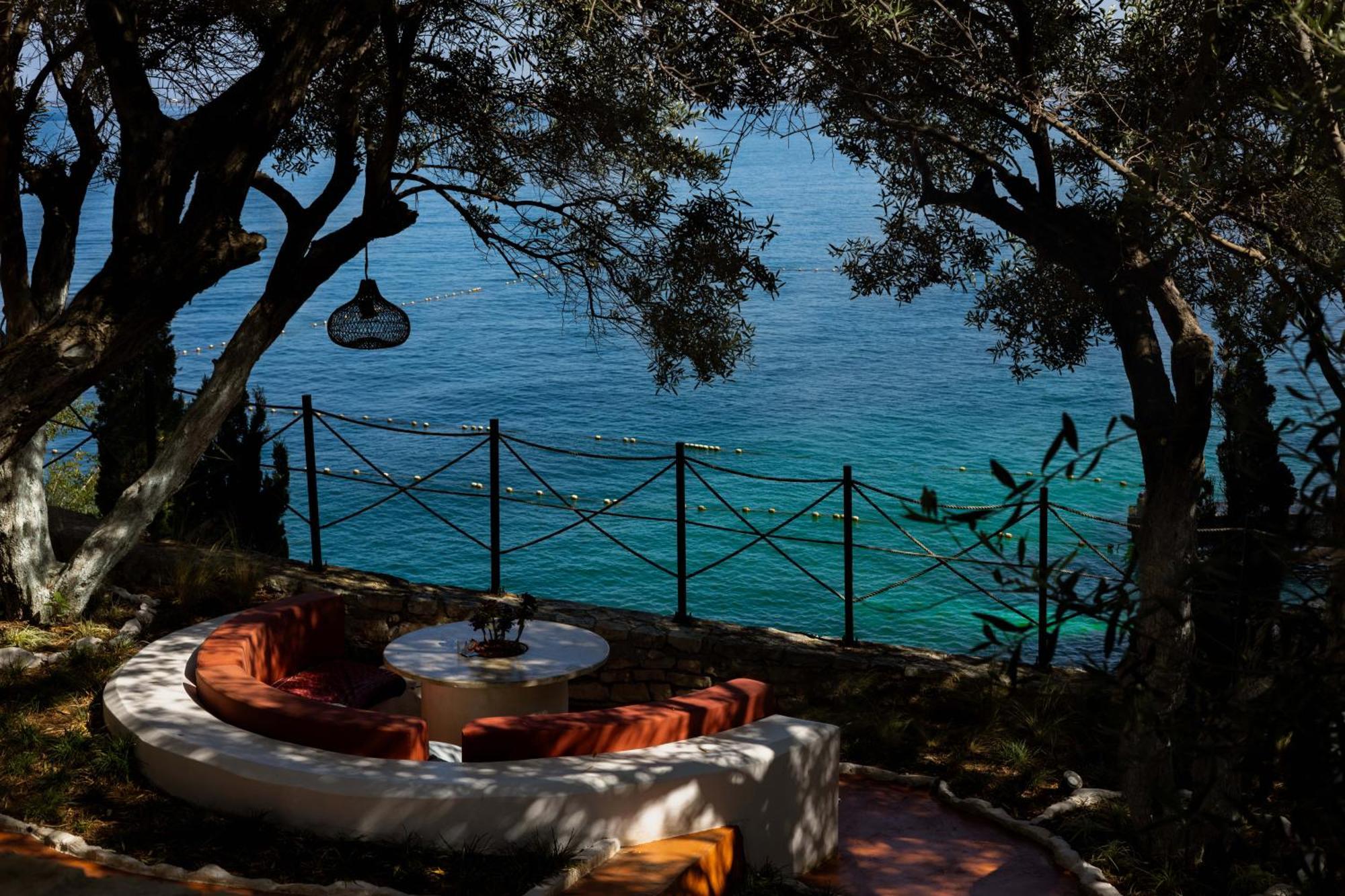 Maritim Marina Bay Resort Spa & Casino Adult Friendly Vlorë Exterior foto A view of the sea from the restaurant